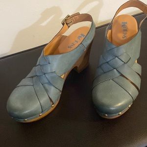 Pretty blue leather mail head design clogs
